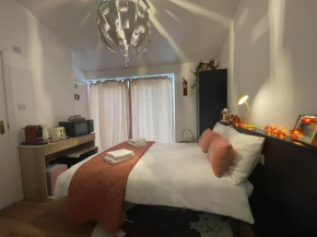Brand new en-suite double room private entry self-check